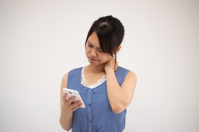 スマホ操作中の前傾姿勢も首こりの原因になります