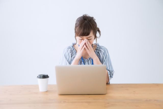 めまいから来る辛い症状に悩む女性