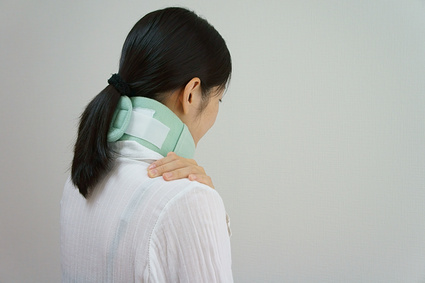 脊髄神経がダメージを受けることがむち打ちの原因です