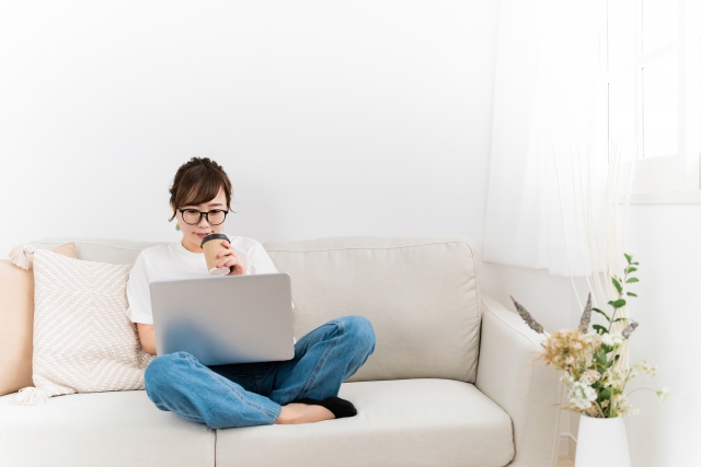 崩れた姿勢やあぐらを長時間続ける事も骨盤が歪む原因になります