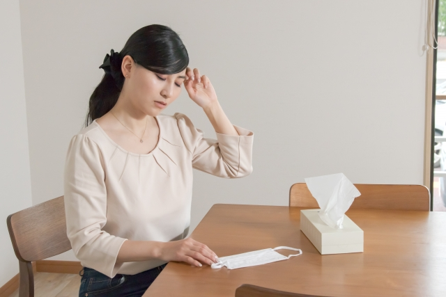 頭痛の辛い症状に悩む女性